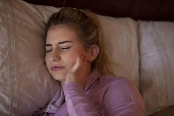 <p>Daha sağlıklı bir uyku düzeni ve dengeli bir yaşam tarzı ile sabah baş ağrılarından kurtulmak mümkün olabilir.</p>
<p>Öte yandan, kafein bazı baş ağrılarını hafifletebilir de. Önemli olan, kafein tüketimini dengeli bir seviyede tutarak ani yoksunluk krizlerinden kaçınmaktır.</p>
<p> </p>