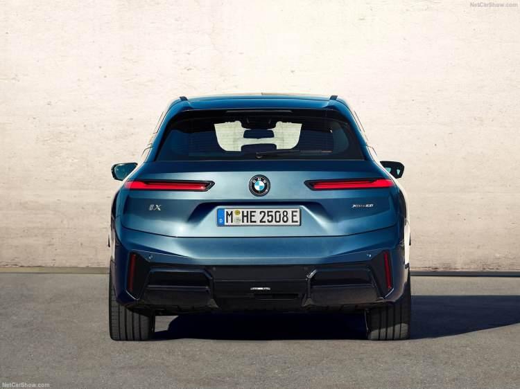 <p>BMW iX M70 versiyonu ise standart modelden farklı olarak siyah yan aynalar, M Shadow farlar ve yatay şeritli, M logolu böbrek ızgara gibi detaylarla dikkat çekiyor.</p>
