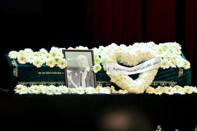 <p>Edip Akbayram için saat 11'de Harbiye'deki Cemal Reşit Rey Konser Salonu'nda veda töreni düzenlendi.</p>
