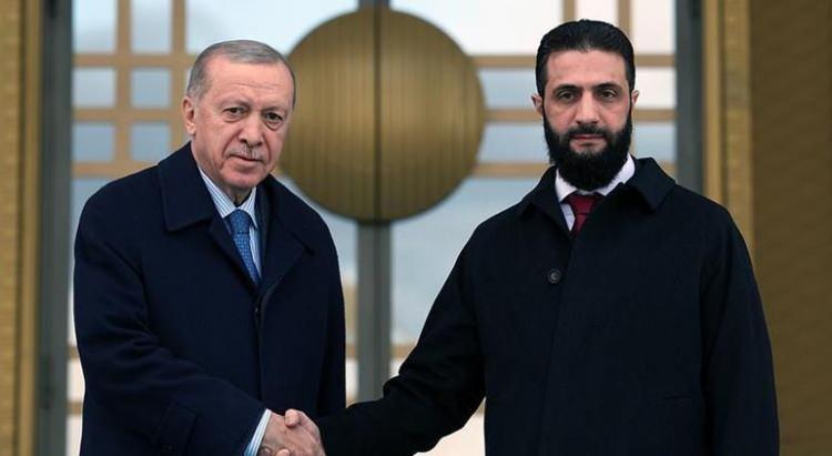 <p><span style="color:#B22222"><strong>DEVLET BAŞKANINA "MÜSLÜMAN" OLMA ŞARTI</strong></span></p>
<p> </p>
<p>Suriye'de bundan sonra devlet başkanı olacak olan kişide "Müslüman" olma şartı aranacak. Anayasanın ilk maddelerinden birisi bu olacak.</p>
<p>Diğer detaylar ise şu şekilde sıralandı:</p>