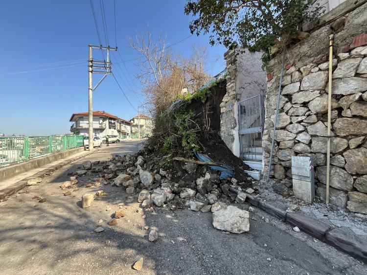 <p>Olay, saat 10.00 sıralarında Orhan Mahallesi Saadettin Yalım Caddesi'nde meydana geldi. Yaklaşık 5 metre yükseklikteki istinat duvarı yola çöktü. </p>
