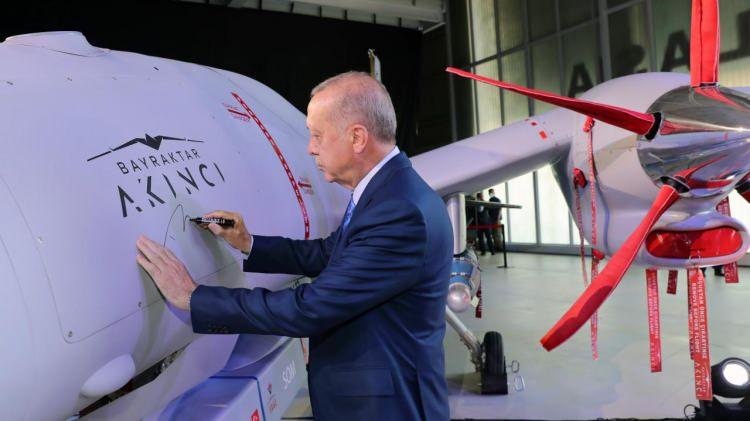 <p>Haberde, Cumhurbaşkanı Erdoğan'ın yönetiminde Türkiye'de milli savunma sanayisinin gelişiminin hızlandığı ve Baykar'ın SİHA'larının başarısıyla bu sürecin daha da ivme kazandığı kaydedildi.</p>
