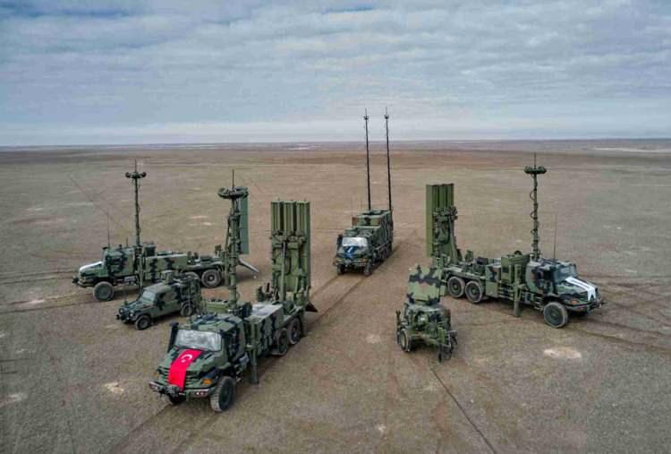 <p>Radar ve hava savunma sistemleriyle Türkiye'nin en büyük savunma elektroniği şirketi ASELSAN'ın sektörde uzmanlaşmış firmalardan biri olduğu ifade edilen haberde, Türk askeri malzemelerinin en büyük alıcılarının Yakın Doğu ve Afrika ülkeleri olduğu ancak artık Doğu Avrupa'dan da siparişlerin geldiği belirtildi.</p>
