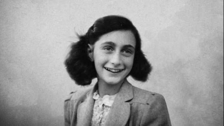 <p><span style="color:#B22222"><strong>Anne Frank</strong></span></p>

<p> </p>

<p>Almanya’daki Yahudi Soykırımının simge isimlerindendir. 13 yaşında yazdığı günlüklerle Nazi zulmünü tüm dünyaya duyurmuştur.</p>

<p> </p>

<p> </p>
