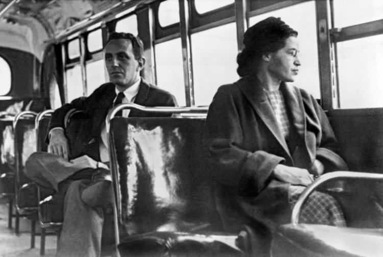 <p><span style="color:#B22222"><strong>Rosa Parks</strong></span></p>

<p> </p>

<p>1930′larda beyaz ve siyahlar otobüslerde farklı koltuklarda oturuyordu. Alabama’da beyaz bir adam Parks’tan kendisine yer vermesini istedi.</p>

<p>Kendine ayrılan bölümde oturan Parks yer vermeye direndi ve bunun sonucu olarak tutuklandı.</p>

<p>Bu olay Amerika’da siyahi direnişin milatlarından biri olarak kabul ediliyor.</p>

<p> </p>

<p> </p>
