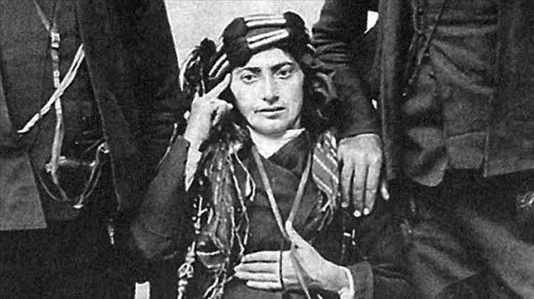 <p><span style="color:#B22222"><strong>Kara Fatma (Fatma Seher)</strong></span></p>

<p> </p>

<p>“Kara Fatma” olarak tarihe geçen, 1888 Erzurum doğumlu Fatma Seher, Balkan Harbi’ne, Edirne’de görev yapan kocası subay Derviş Bey ile katılır. I. Dünya Savaşı’nda, ailesinden 9-10 kadınla Kafkas Cephesi’ne gider.</p>

<p>Kara Fatma, Mondros Mütarekesi’nden sonra eşi Ermeniler tarafından şehit edilen kadınları toplayarak, Ermeniler ile çarpışır.</p>
