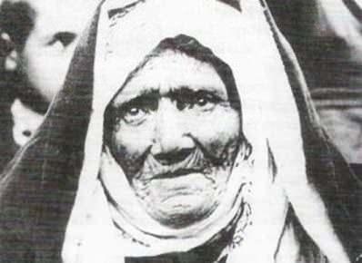 <p><span style="color:#B22222"><strong>Nene Hatun (1857-1955)</strong></span></p>

<p> </p>

<p><strong> </strong></p>

<p>Erzurum’un Pasinler ilçesine bağlı Çeperler Köyü’nde dünyaya geldi. Henüz 20 yaşında bir gelinken 1877-1878 yılları arasında yapılan Türk-Rus Savaşı’nda (93 Harbi) Aziziye Tabyası’nı sopayla, taşla, kazma, kürekle savunanlara katılarak cesurca savaştı. Daha sonra oğlunu Çanakkale Savaşı’nda şehit verdi. Kurtuluş Savaşı başladığında yaşı ilerlediği için cepheye gidip eskisi gibi savaşamadı. Atatürk’ü çok sever ve takdir ederdi. 1954 yılında 3. Ordu Müfettişi Orgeneral Nurettin Baransel Paşa’nın gayretleriyle kendisine “3. Ordunun Nenesi” unvanı verildi. Cüzi de bir maaş bağlandı. 1955 yılında anneler gününde “Yılın Annesi” seçildi.</p>
