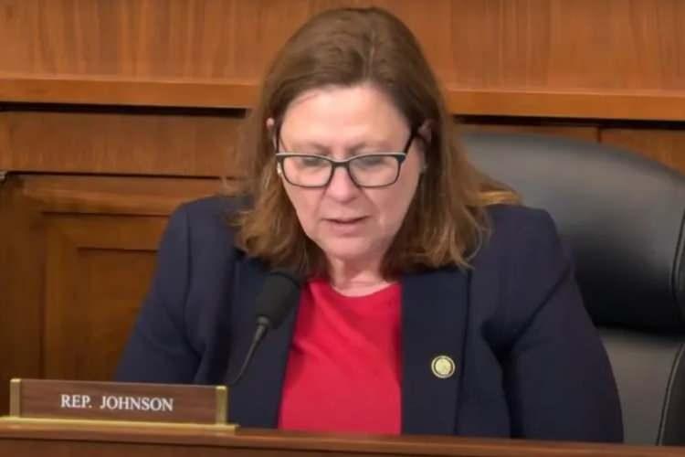 <p>Cumhuriyetçi Milletvekili Julie Johnson küstah ifadelerle Türkiye için, <strong>"Onlardan çok şey bekliyoruz ama onlar çok kötü davranıyorlar, çok kötü bir çocuk gibi davranıyorlar."</strong> dedi.</p>

<p> </p>
