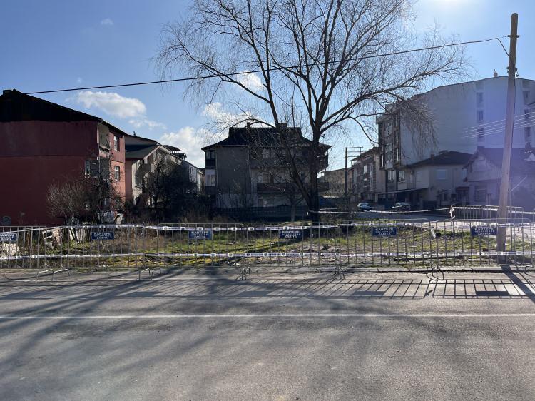 <p>Bu bölgeye yaklaşık 500 metre mesafede, D-100 kara yolu İzmit yönünün hemen yanında, Ankara Caddesi'nde yapılan sondaj çalışmasında da gaz çıkışı oldu. </p>
