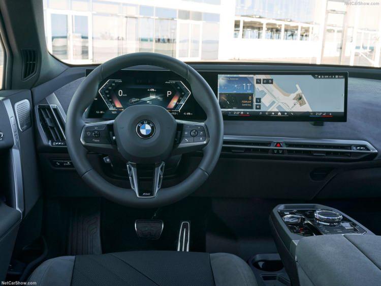 <p>BMW ConnectedDrive deneyimini tamamlayan My BMW mobil uygulaması aracılığıyla otomobil uzaktan kontrol edilebiliyor ve lastik basınç değerleri, yakıt bilgisi, km durumu ve otomobilin son konumu gibi verilere de My BMW mobil uygulaması aracılığıyla erişilebiliyor.</p>
