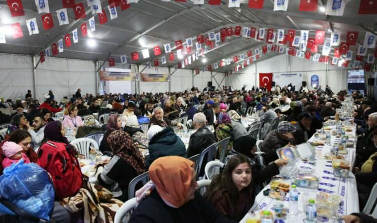 <p><strong>EYÜPSULTAN İFTAR ÇADIRI</strong></p>
<p> </p>
<p>Bu yıl <strong><a href="https://www.haber7.com/yasam/haber/3510100-eyup-iftar-cadiri-nerede-2025-eyup-ramazan-cadiri-nereye-kurulacak"><span style="color:#FF0000">Eyüpsultan</span></a></strong> Belediyesi tarafından Reşadiye Ortaokulu’nda hayata geçirilen iftar çadırı, her gün bin kişiye yemek sunarak yoğun ilgiyle karşılandı. Binlerce insan bir araya gelerek oruçlarını burada açma imkanı buluyor.</p>