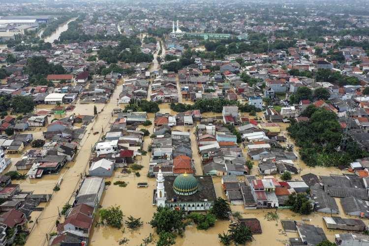 <p>Jakarta Afet Azaltma Ajansı (BPBD) tarafından yapılan açıklamaya göre bazı bölgelerde sel sularının 5 metreye kadar yükseldiği kentte, çok sayıda kara yolu da trafiğe kapandı.</p>
