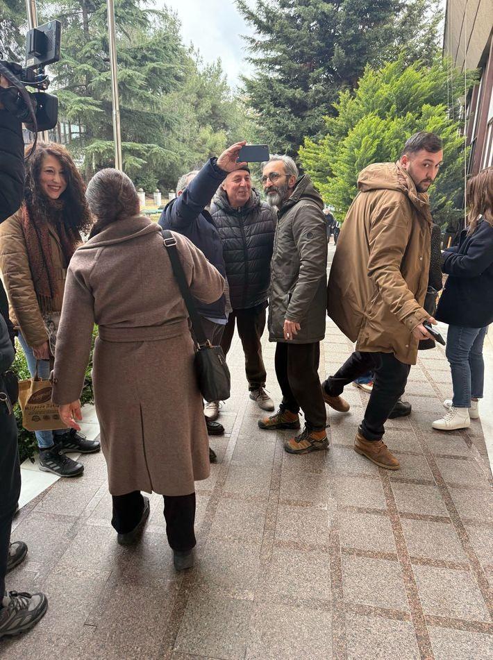 <p>Ünlülerin cenazesindeki nahoş bir davranış, Edip Akbayram'a düzenlenen veda töreninde de tekrarlandı. Bazı kişiler, veda törenine gelen ünlülerle özçekim yapma yarışına girdi.</p>
