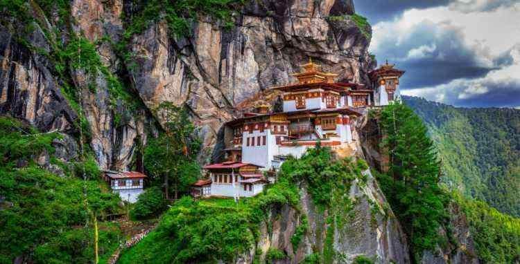 <p><span style="color:#B22222"><strong>3) BHUTAN KRALLIĞI</strong></span></p>

