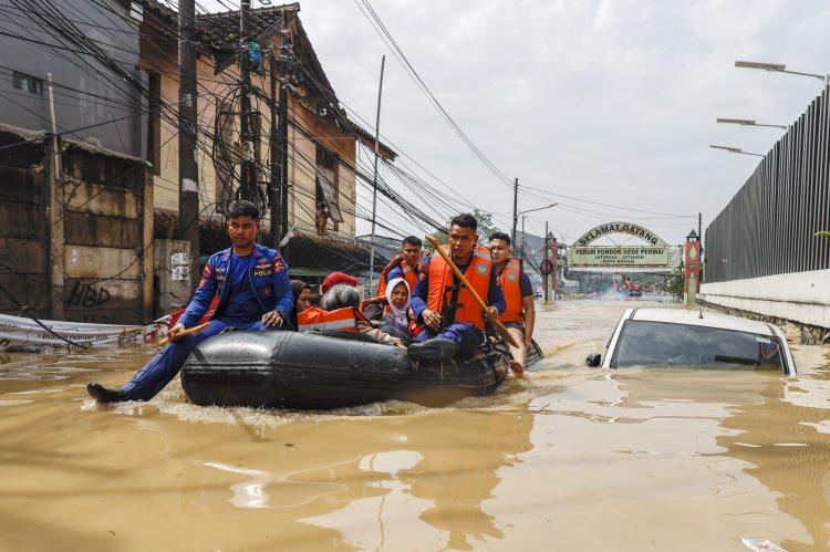 <p>Endonezya'nın başkenti Jakarta'da şiddetli yağışların yol açtığı sel felaketi nedeniyle bin 229 kişi tahliye edildi.</p>
