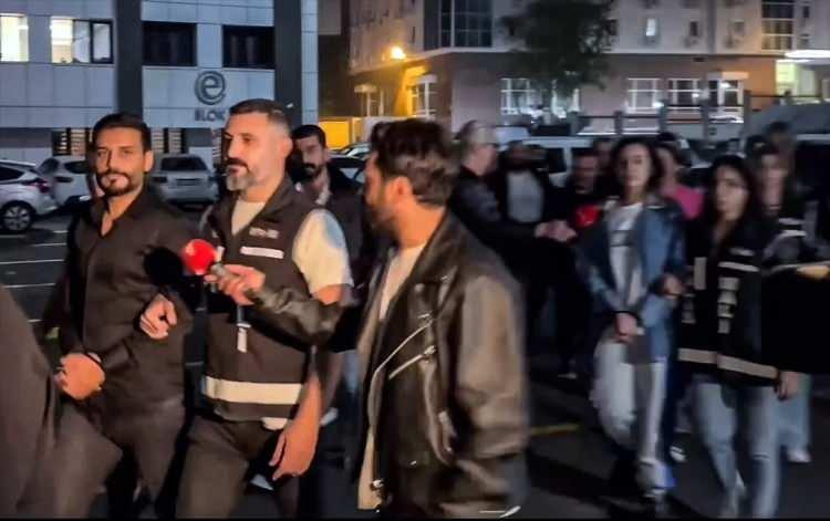 <p>Dilekçede, sanık Onur Abiç hakkında <strong>"suç işlemek amacıyla kurulan örgüte üye olma",</strong> <strong>"birden fazla kişiyle birlikte silahla tehdit", "6136 Sayılı Ateşli Silahlar Kanununa muhalefet" </strong>suçlarından, sanık İsmail Emre Arifoğlu hakkında<strong> "birden fazla kişiyle birlikte silahla tehdit" </strong>suçundan mahkumiyet kararı verilmesi gerekirken beraat kararı verilmesinin de usul ve yasaya aykırı olduğu kaydedildi.</p>
