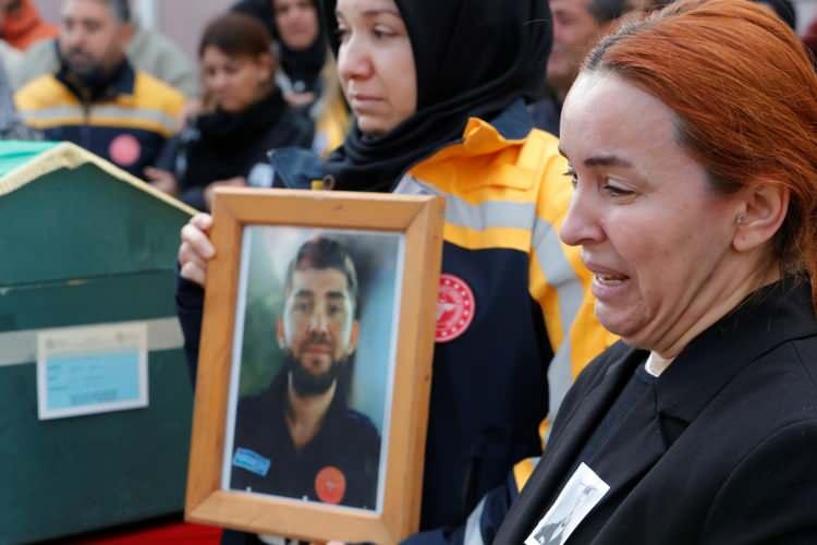 <p>Babasını 2 ay önce kaybetmiş<br />
Öte yandan Hamit Aras'ın ailesinin tek çocuğu olduğu ve yaklaşık 2 ay öncede Antalya Şehir Hastanesi'nde kanser tedavisi gören babasını kaybettiği öğrenildi. </p>