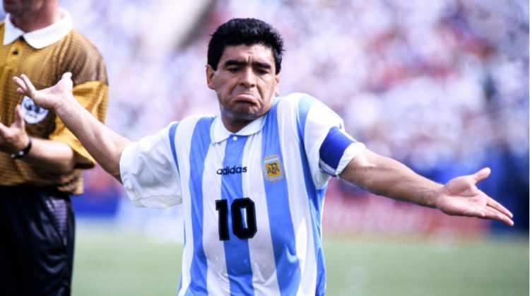 <p>Savcının gösterdiği fotoğrafta, Maradona’nın karnının şiştiği ve etrafında kimsenin bulunmadığı görüldü.</p>