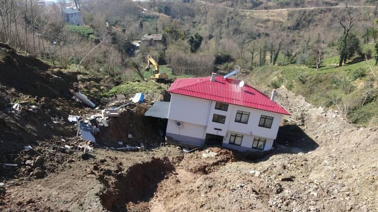 <p>Prof. Dr. Ayberk Kaya, Artvin'deki heyelanda yapı bütünlüğü bozulmadan yaklaşık 50 metre sürüklenen eve ilişkin detayları açıkladı.</p>

<p> </p>
