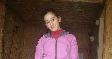 <p>"Biz 14 yıldır mahkeme kapılarında adalet arıyoruz. Kızımızın akıbetini bilmiyoruz, ölü mü diri mi hala bilmiyoruz. Cuma günü karar mahkemesi oldu. Yargıtay bozmuş davamızı. En son kararda 6 yıl 3 ay ceza verdiler 2 şüpheliye. Bunlar cezaevinde. Şu anda gerekçeli karar bekleniyor, 7-8 senedir yatıyorlar. Gerekçeli karar çıktıktan sonra onların avukatları tahliye isteyecek ve yattıkları sene göz önünde bulundurularak tahliye olacaklar. Dışarıdan biz itiraz dilekçesi vereceğiz. O da kabul olursa dosya Yargıtay'a gidecek. Geçen sefer Yargıtay'a gittiğinde 5 senede döndü dosyamız. Bu sefer de kaç senede dosyamızın döneceği belli değil. Şu an tek beklentimiz, davanın tekrar ele alınması."</p>
<p> </p>
