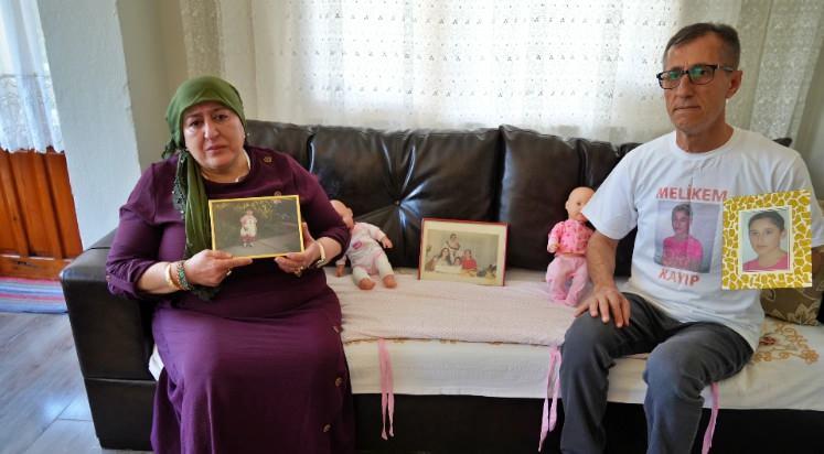 <p>Fatma ve Mahmut Toyguncu, kızlarının kayboluşunun 14. yılında hala bir umutla bekleyişlerini sürdürüyor. Ellerinde Melike'nin çocukluk fotoğrafları, eşyaları ve oyuncaklarıyla oturdukları odada, her yeni günde kızlarından bir haber almayı beklediklerini söylüyorlar.</p>
<p> </p>