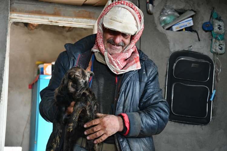 <p>Hayvanlarıyla birliklte yaşadığı hayatı anlatan Aslan,<strong> "60 hayvanım, 2 at, 1 eşek 2 köpeğim var, bırakamıyorum. Havalar çok soğuk olduğu için kaldığım odada soba yanında oğlak ve kuzularımı koruyorum.''</strong> dedi.</p>