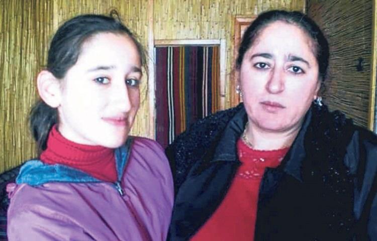 <p><strong>"ÖLMEDEN BİR KERE BAĞRIMA BASAYIM"</strong><br />
</p>
<p>Anne Toyguncu, kızının kaybolduğu günden beri her gün bir umut beklediğini, çocukluk eşyalarını, taraklarını ve kıyafetlerini sakladığını belirterek, "Ben yavrumu okutacaktım, onu topluma kazandıracaktım. Ama hayatım çalındı. Kızımın kokusunu özledim. Ben yavrumun elbiselerini atamadım. Onun tarağını saklıyorum, bebeklik giysilerini saklıyorum. Benim hayatım çalındı, Melike'min çalındı. Ne yaşadı, ne yedi ne içti. Kimden ne gördü, şiddet mi gördü, dayak mı yedi, sopa mı yedi? Çok kötülüklere maruz kaldı. Duyulsun, benim sesim duyulsun. Yeter ben evladıma kavuşayım. Benim yavrum Melike'm, bulunsun. Yeter! Ölmeden bir kere bağrıma basayım" dedi.</p>