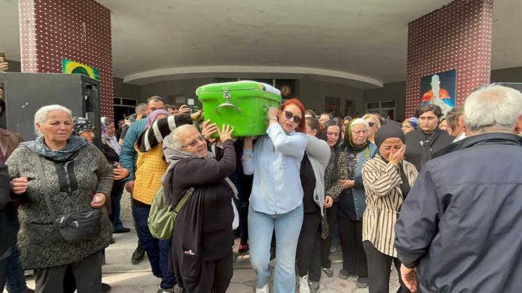 <p>Halit Can Sakman evde Antalya Emniyet Müdürlüğü Asayiş Şube Müdürlüğü Cinayet Büro Amirliği ekiplerine teslim oldu. Boynunda ve elinde kesik olan Sakman, Antalya Şehir Hastanesi'ne götürüldü. </p>
<p> </p>
<p>Polisin olay yeri incelemesinde, yerde birinin sapı kırık, 2 bıçak olduğu belirlendi.</p>
<p> </p>
<p>İşlemlerin ardından yakınlarına teslim edilen Sevcan Demir Sakman'ın cenazesi, Hatay'a götürülerek toprağa verildi.</p>
<p> </p>