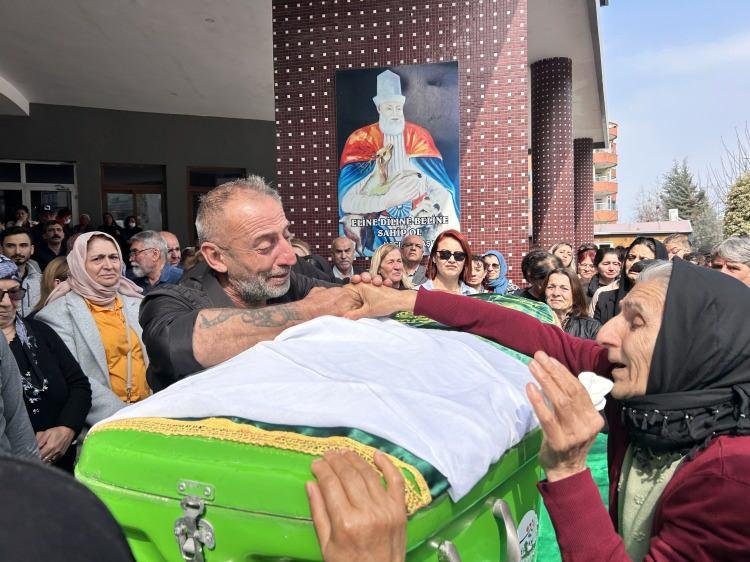 <p>EMNİYET İFADESİ ORTAYA ÇIKTI</p>
<p> </p>
<p> </p>
<p>Halit Can Sakman'ın emniyetteki ifadesi ortaya çıktı. İfadesinde; maddi problemler nedeniyle zaman zaman tartıştıklarını söyleyen Sakman, olay günü kıskançlık krizi yaşadıklarını aktardı. </p>
<p> </p>
<p>Eşinin kendisini beğenmeyip başka erkeklerle kıyasladığını öne süren Sakman, "Eşim bana bıçakla saldırınca mutfağa gittim. Elime ne aldığımı hatırlamıyorum. Ben de karşılık verdim" dedi.</p>