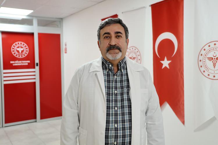 <p>“DAHA HIZLI SONUÇ VERMEYE ÇALIŞIYORUZ”</p>
<p>Seyhan Devlet Hastanesi Genel Laboratuvar Sorumlusu Uzm. Dr. Serhan Seyrek ise numuneler laboratuvara geldikten 3 gün sonra sonuçlarının çıktığına vurgu yaparak, "Bu laboratuvarımız Ankara'daki merkez laboratuvarın ardından Türkiye'de açılan ilk laboratuvardır. Biz bu laboratuvarda 6 ilin taramasını yapıyoruz. Mersin'den Kilis'e kadar olan 6 ilimizin taramasını yapıyoruz. Daha hızlı sonuç vermeye çalışıyoruz. 1 ayda 3 bin 88 numune çalıştık. Şüpheli olan numuneler Aile Sağlığı Merkezleri'ne bildirilerek geri dönüş alıyoruz. Sonuçları 3 gün içerisinde veriyoruz. Daha önce 81 ilin numunesi Ankara merkez laboratuvarına gidip sonuç süreleri daha uzunken biz bunu 3 güne kadar indirmiş bulunmaktayız" şeklinde konuştu.</p>
