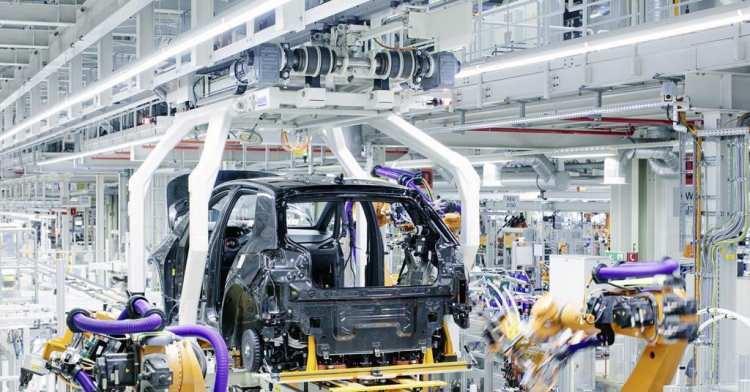 <p><strong>Volkswagen'in </strong>CEO'su, "Bu adım, şirketimizin geniş üretim kapasitesini çeşitlendirme ve topluma hizmet etme anlamında önemli bir fırsat. Savunma alanındaki katkımız, sadece iş gücü ve teknoloji anlamında değil, aynı zamanda Almanya'nın güvenliği için de kritik bir rol oynayacak." ifadelerini kullandı.</p>
<p> </p>