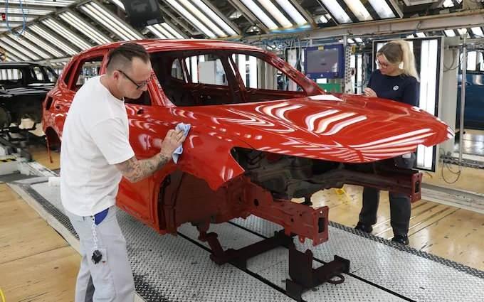 <p><strong>Volkswagen'in </strong>askeri üretime geçişi, Almanya'nın savunma stratejisinin bir parçası olarak, ülkenin savunma endüstrisindeki yerli üretimi artırma çabalarına katkıda bulunacak. Bu yeni girişim, otomotiv devinin ulusal güvenlik alanındaki sorumluluğunu artırırken, şirketin sürdürülebilir büyüme hedeflerine de önemli bir ivme kazandıracak.</p>
<p> </p>
