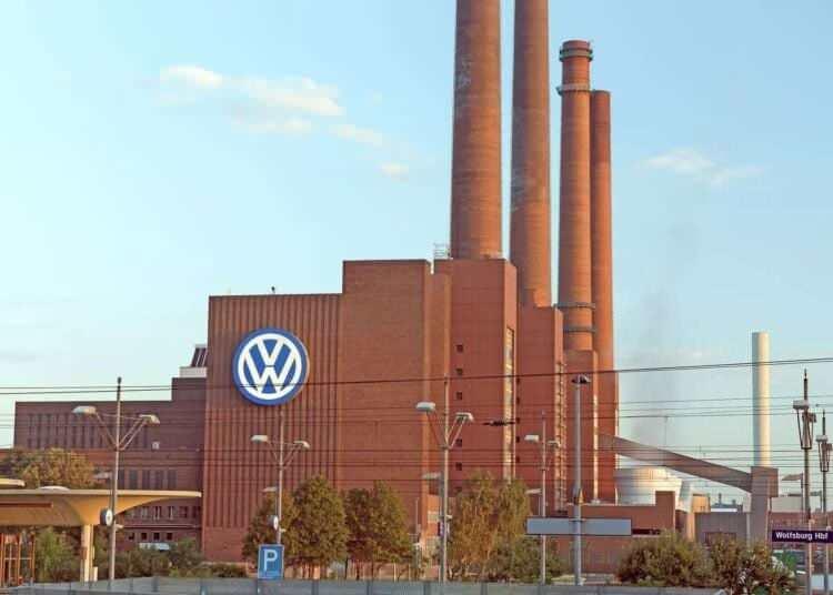 <p><strong>Volkswagen</strong>, üretim süreçlerinde son teknolojiye sahip altyapılar kullanarak, kaliteli ve güvenilir askeri teçhizatları zamanında teslim etmeyi planlıyor. Ayrıca, üretim süreçlerinin çevresel sürdürülebilirlik prensiplerine uygun şekilde gerçekleştirilmesi de şirketin öncelikleri arasında yer alıyor.</p>
<p> </p>