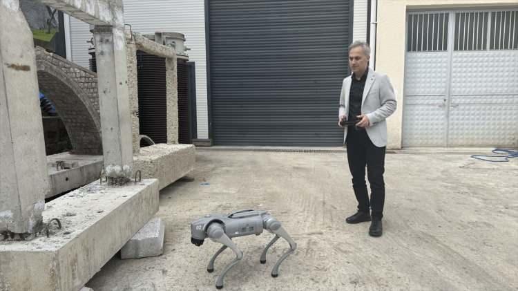 <p>Hacıefendioğlu, depremin verdiği hasarlara dair görüntülerle çeşitli eğitimler yaptıklarına değinerek, "Modeli, uzaktan aldığı görüntüleri 'evet bu bina ağır hasarlı', 'bu bina orta hasarlı' diyebilecek duruma getirdik. Tabii ki bunun için köpeğe uzaktan ulaşım gerekiyor. Wi-Fi bağlantıları lazım ve bunları da başardık." dedi.</p>