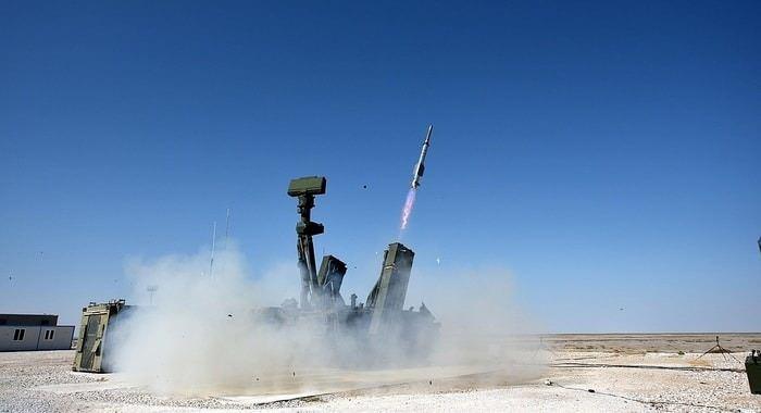 <p>Sistem 100 km'nin üzerinde menzili ile savaş uçağı, İHA, helikopter, seyir füzesi ve havadan karaya mühimmatlar gibi tehditleri imha edebiliyor.</p>