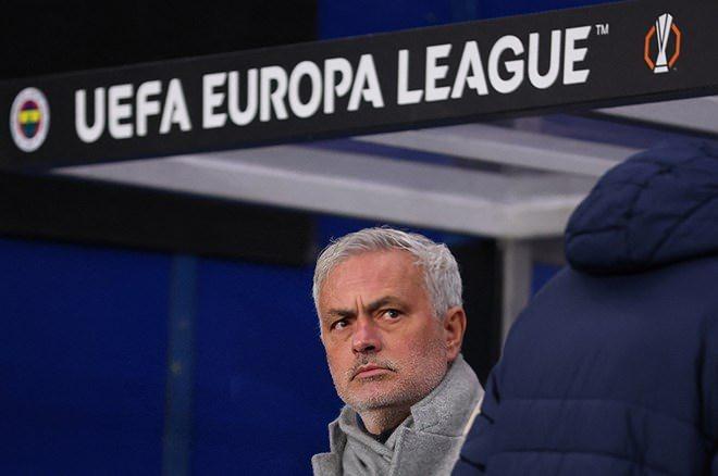 <p><strong>TheHerald: </strong>Jose Mourinho, Fenerbahçe'nin Avrupa Ligi'nde Rangers'a penaltılarla elenmesinin ardından hakeme ve VAR görevlilerine ateş püskürdü. Tecrübeli menajer, Ibrox'ta oynanan penaltı atışlarından önceki 120 dakikada takımının üç penaltı kazanması gerektiğini savundu.</p>
