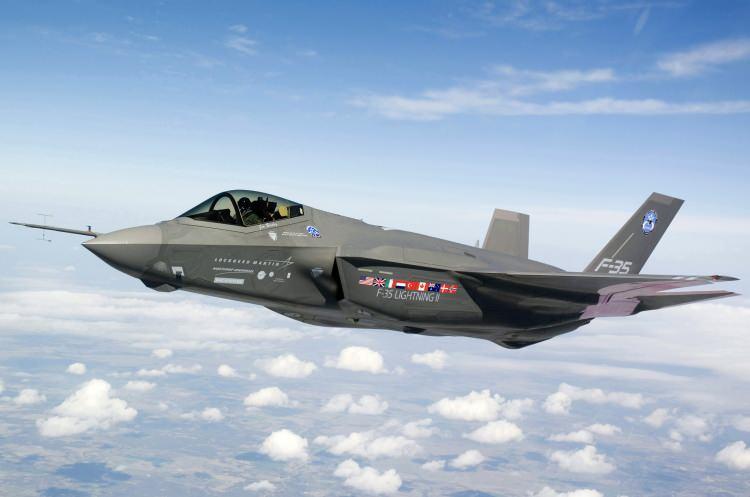 <p><strong>AVRUPA’NIN SAVUNMA STRATEJİSİNDE F-35 ÖNEMLİ</strong></p>

<p> </p>

<p>Bronk, F-35'in Avrupa'nın hava savunma stratejisinde kritik bir rol oynadığını vurguladı. "F-35 pahalı bir uçak, ancak en zorlu hava sahalarına girme kabiliyetine sahip. Eurofighter Typhoon, Rafale ve Gripen gibi 4.5 nesil savaş uçaklarıyla entegre çalışarak hava savunmasını güçlendiriyor" dedi. </p>
