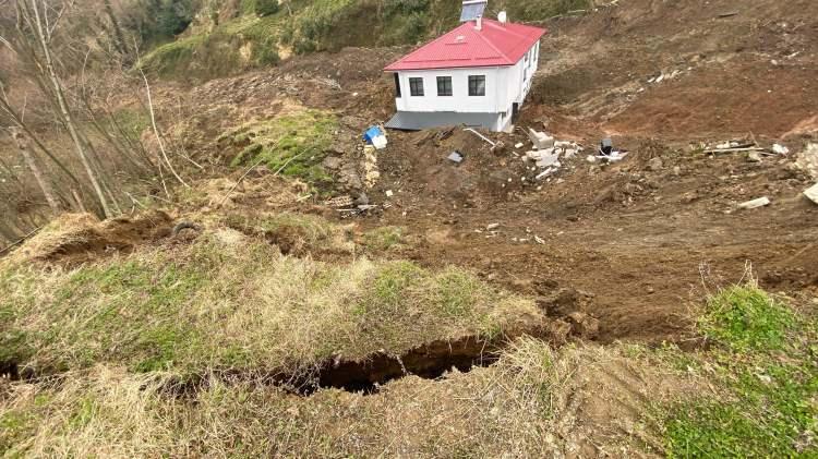 <p>Heyelanda evin yapısal bütünlüğü ise şaşırtıcı bir şekilde bozulmadı. </p>
