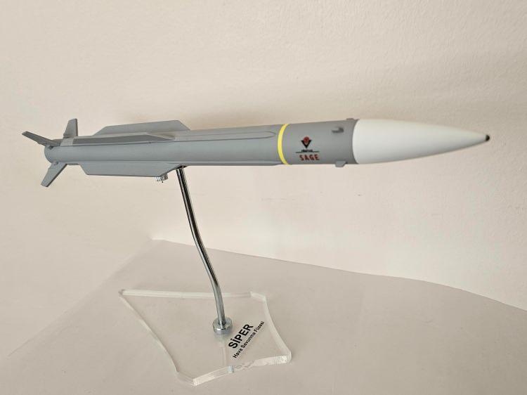 <p> ASELSAN, ROKETSAN ve TÜBİTAK SAGE tarafından ortaklaşa yürütülen bir projenin ürünü olan SİPER-1 başarılı testlerin ardından 2024 yılı sonunda TSK envanterine alındı. </p>