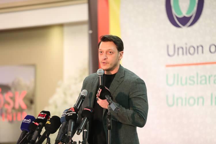 <p><strong>"ALMANYA'YI SEVİYORUM"</strong></p>

<p>Türkiye Futbol Federasyonu Başkanı olmayı düşünmediğini vurgulayan Özil, ancak Türk futbolunu ayağa kaldırmak için elinden geleni yapacağını aktardı.</p>
