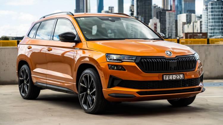<p><strong>SKODA KAROQ </strong>FİYAT LİSTESİ MART 2025</p>
<p> </p>
<p><strong>Škoda Karoq </strong>Premium 1.5 TSI 150 PS DSG 2.224.400 TL</p>
<p><strong>Škoda Karoq </strong>Prestige 1.5 TSI 150 PS DSG 2.624.900 TL</p>
<p> </p>
