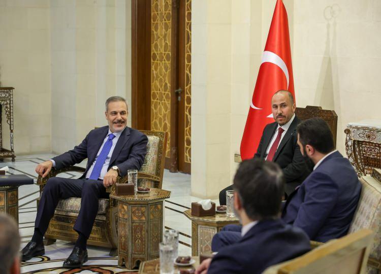 <p><strong>BAKAN FİDAN İLE ŞARA SDG'NİN SURİYE ORDUSUNA KATILIMINI DA ELE ALDI</strong></p>
<p> </p>
<p>Bakan Fidan ve Şara, SDG'nin silah bırakarak Suriye ordusuna katılma kararını değerlendirdi.</p>