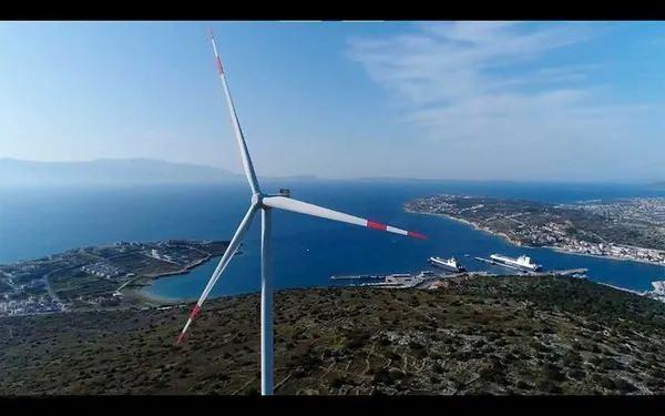 <p>Rüzgâr enerjisi yatırımları yapan bir firma yetkilisi de nitelikli çalışan eksikliğine dikkat çekti ve ekledi: <strong>"Türkiye'de rüzgâr türbini bakım uzmanı bulmak neredeyse imkânsız hale geldi. Maaşlar hızla yükseliyor ve yetişmiş elemanları tutmak için büyük çaba harcıyoruz. Ortalama maaş skalası 150 bine dayandı."</strong></p>

<p> </p>

<p> </p>

<p> </p>
