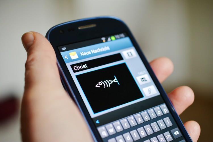 <p>Ayrıca telefon numarası ve kişisel bilgilerin korunması, şüpheli SMS'lerin BTK'ya bildirilmesi ve güçlü şifreler kullanılarak düzenli olarak değiştirilmesi öneriliyor. Dolandırıcılık amaçlı gelen mesajlar, 112 Acil Siber İhbar Hattı veya BTK'nın 1201 numarasına şikayet edilerek yetkililerin harekete geçmesi sağlanabilir.</p>
<p> </p>