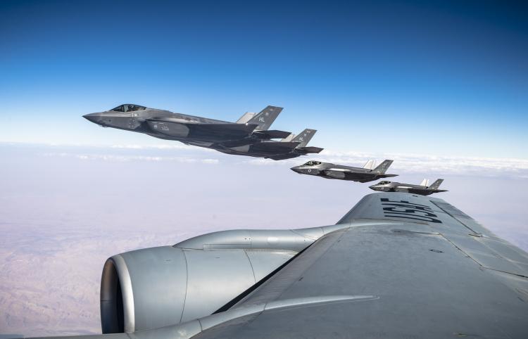 <p>"Almanya gibi ülkelerin F-35'leri bağımsız olarak yönetebilmesi için, ABD ile özel anlaşmalar yapmaları ve kendi elektronik istihbarat altyapılarını kurmaları gerekiyor" diye ekledi.</p>
