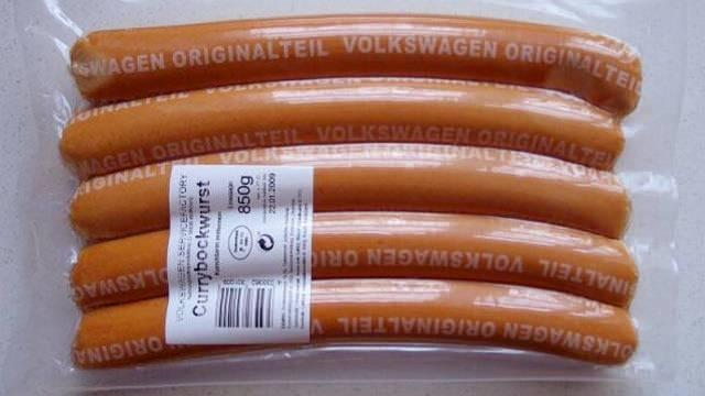 <p>Geçmişte çeşitli tartışmalara da konu olan Currywurst, 2021 yılında Wolfsburg'daki bir Volkswagen kantininden kaldırılmış ve bu durum Almanya çapında büyük tepki çekmişti.<br />
<br />
<br />
<br />
Dönemin Almanya Başbakanı Gerhard Schröder, sosisin kaldırılmasını eleştirmiş ve sosisi işçilerin enerji kaynağı olarak tanımlamıştı.</p>
