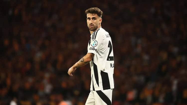 <p><strong>RAFA SİLVA'NIN PERFORMANSI PARMAK ISIRTIYOR</strong></p>
<p> </p>
<p>Bu sezon 36 resmi maçta forma giyen ve bu karşılaşmalarda 13 gol 9 asiste imza atan <strong>Rafa Silva </strong>İngiliz ekiplerinin takibine takıldı.</p>