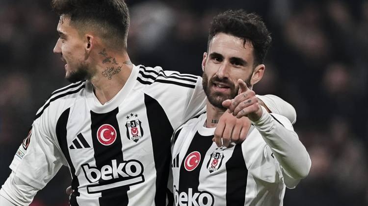 <p><strong>RAFA SİLVA'YA FLAŞ TALİP</strong></p>
<p> </p>
<p><strong>Beşiktaş'ın </strong>yıldızı <strong>Rafa Silva </strong>Avrupa devlerinin radarına girdi. İngiliz ekiplerinin <strong>Beşiktaş'ın </strong>kapısını çaldığı öğrenilirken Ada ekibinden dudak uçuklatan bir <strong>bonservis </strong>teklifi geldiği iddia edildi. İşte detaylar...</p>