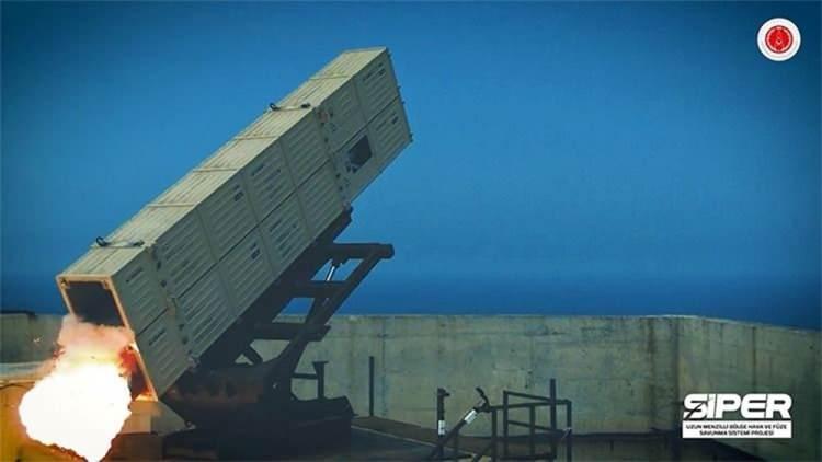 <p>Ancak Fransa ve İtalya, Mart 2021'de Türkiye'yi projeye dahil etmeyerek Eurosam-SAMP/T'nin geliştirilmesine ilişkin sözleşmeyi imzaladı.</p>

