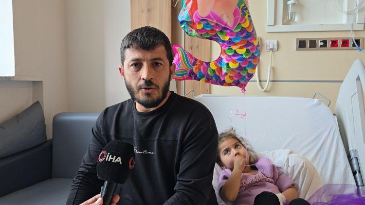 <p>Yoğun karın ağrısı şikayetiyle kızını hastaneye götürdüğünü belirten baba Servet Altundağ ise, "Karın ağrısından dolayı acile gittik. Şırnak'ta doktorlar Batman Eğitim ve Araştırma Hastanesine sevk ettiler. Yabancı cisim yuttuğundan dolayı orada bir şey yapamadıklarını söylediler buraya sevk ettiler. Çok şükür burada şifamızı bulduk, Selim hoca ve ekibine teşekkür ediyorum. Ailelerden böyle cisimleri çocuklarından uzak tutmalarını öneriyorum, bizim başımıza geldi başkalarının başına da gelmesin" dedi.</p>